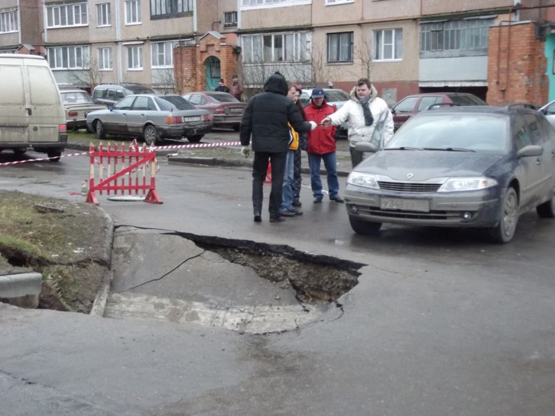 Автомобиль, провалившийся под землю на ул. Байкова, вытащен из ямы 