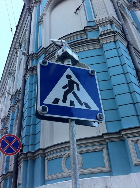 Вот такие сигнализаторы устанавливают на дорожных знаках Москвы