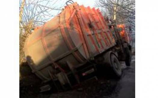 В Воронеже под мусоровозом провалился асфальт