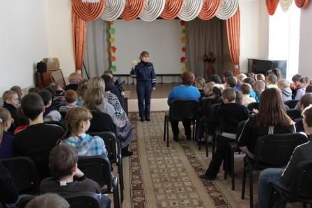 Профилактические беседы под лозунгом «Пора засветиться!» проводят сотрудники ГИБДД в школах Пскова