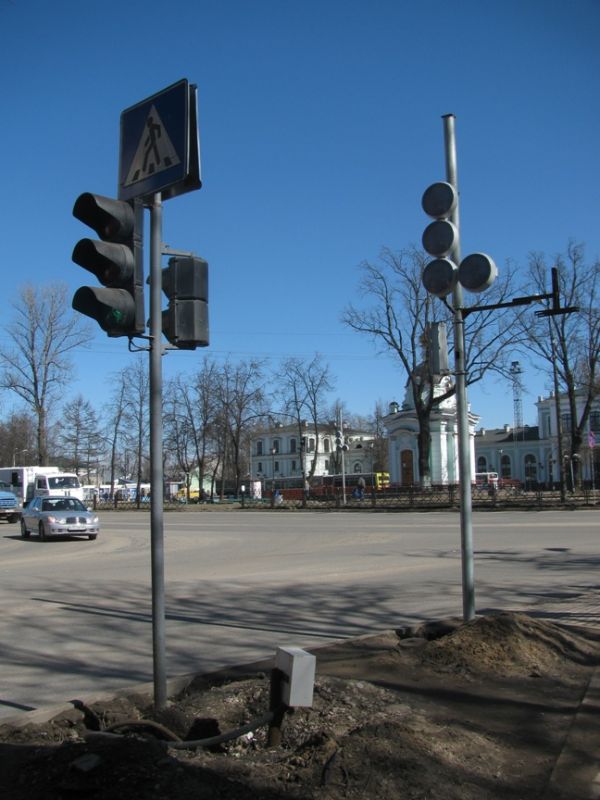 До 30 июня на Октябрьском проспекте заработают новые светодиодные светофоры