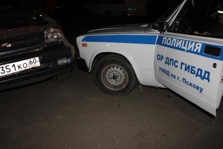 В Пскове на ул. Гражданской пьяный водитель врезался в автомобиль ДПС