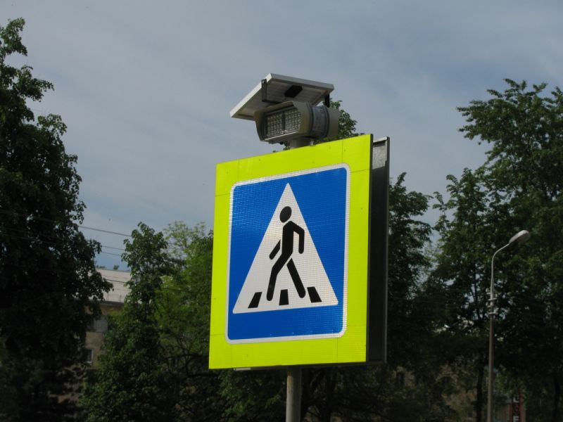 На дорожных знаках города появились автономные системы светового оповещения «Компо-Сигнал»