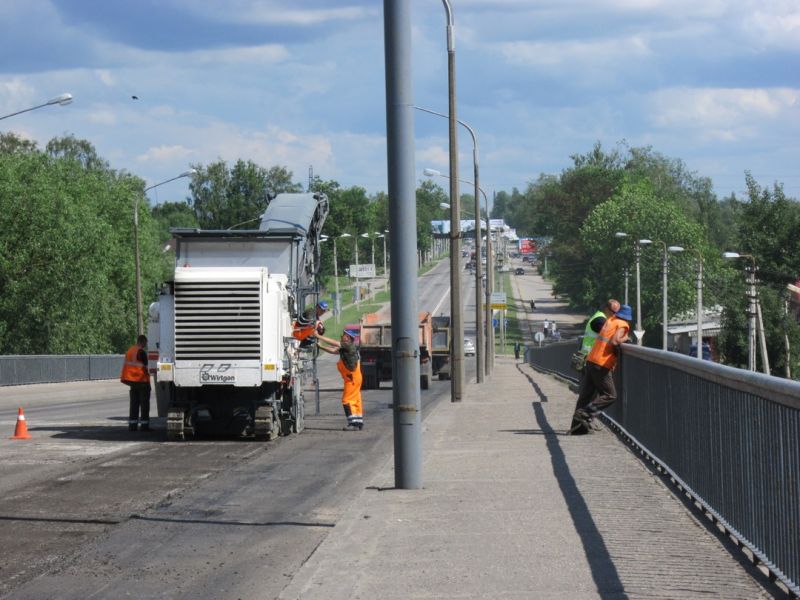 Начался ремонт дорожного покрытия на Крестовском виадуке