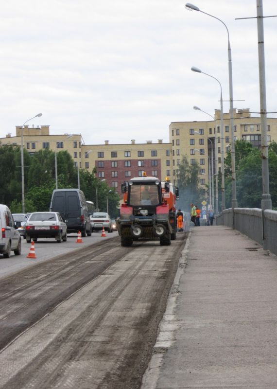 Ремонт дорожного покрытия начался на мосту 50-летия Октября