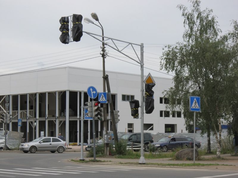 Новый светофор на перекрестке Поземского - Ижорского Батальона заработает в середине августа
