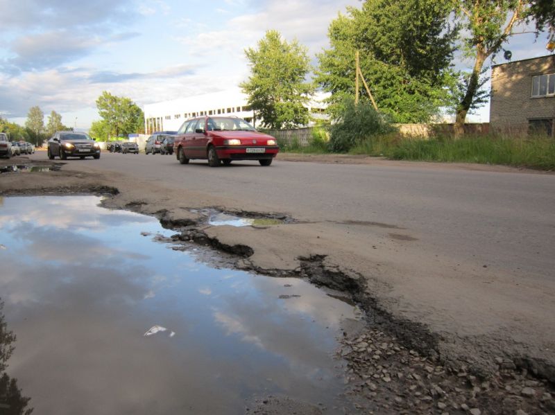 Активисты "Убитых дорог Пскова" проверили состояние гарантийных объектов дорожной сети