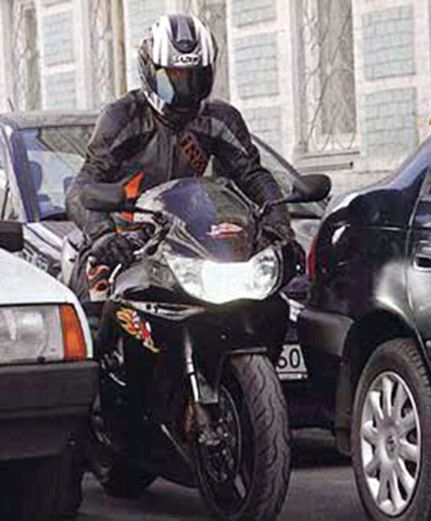 Дорожные знаки, запрещающие движение мотоциклов, установят на Рижском и Октябрьском проспектах в течение месяца
