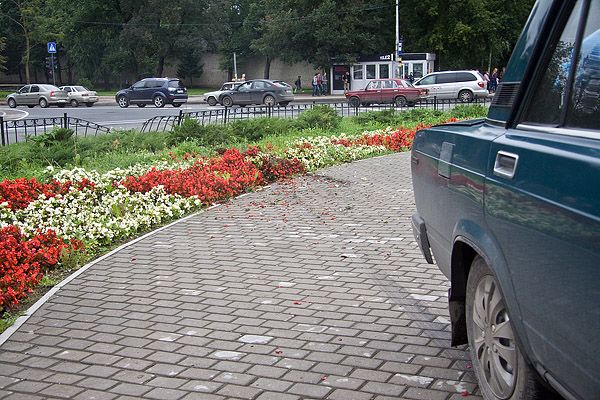 Водитель «семерки» из-за отказавших тормозов сбил ограждение стелы "Город воинской славы" в Пскове