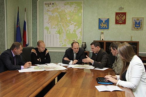 Состоялась встреча активистов "Убитых дорог Пскова" с главой городской администрации 