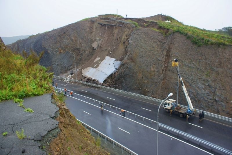 Построенная к саммиту АТЭС дорога во Владивостоке снова обвалилась