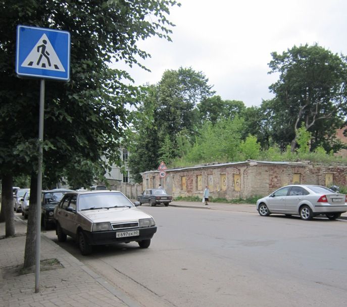 В Великих Луках на нерегулируемых пешеходных переходах заменят дорожные знаки