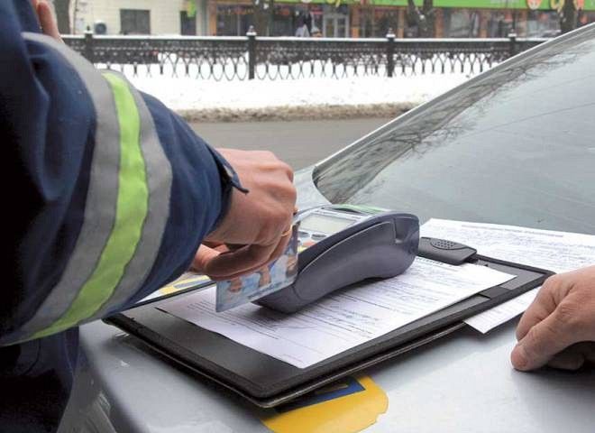 Салехардские водители смогут легально оплачивать штрафы в машинах ДПС