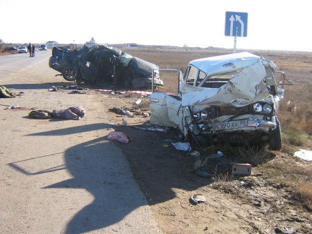 В Астраханской области в лобовом столкновении двух автомобилей ВАЗ погибли восемь человек  