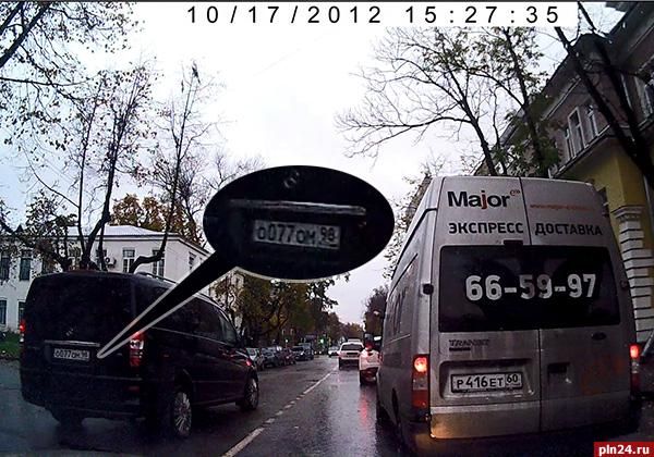 Псковская ГИБДД дает понять автомобилистам, что не все равны на дороге, косвенно призывая их нарушать ПДД, считает активист «Убитых дорог»