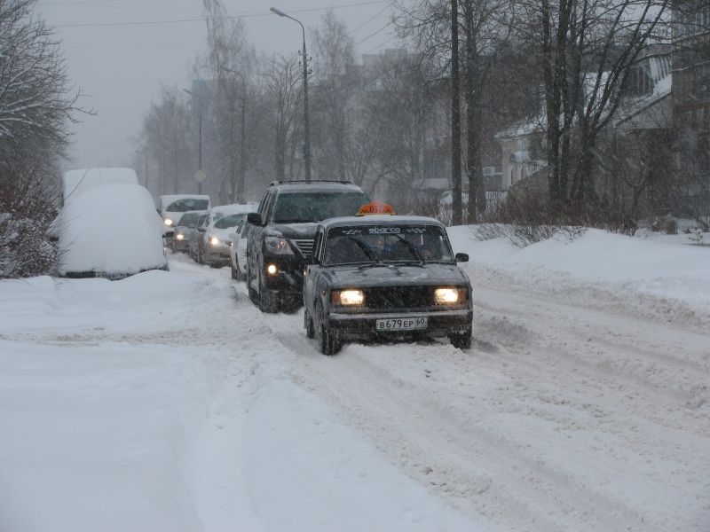 Согласно распоряжению губернатора в Псков для борьбы со снежными завалами будет стянута техника из соседних районов 