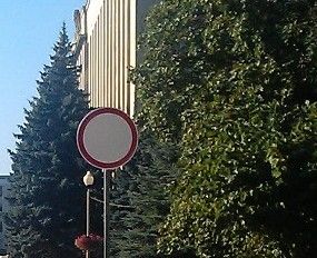 Перенести знак «Движение запрещено» на площади Ленина в В. Луках попросил активист «Убитых дорог»