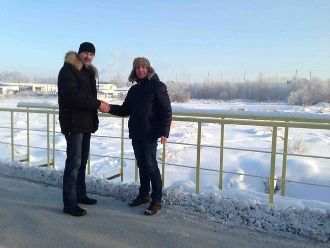 Депутат Александр Васильев встретился с жителями города Шарья Костромской области, которые сами отремонтировали мост