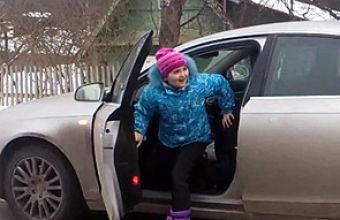 Родители 8-летней девочки посадили ее за руль Audi и велели выжать "соточку"