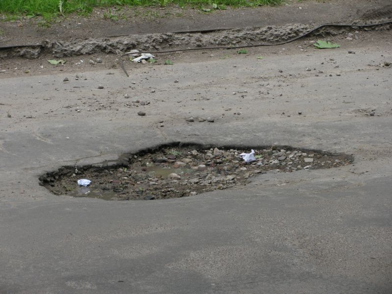 Дорожные компании не захотели ремонтировать псковские дороги  