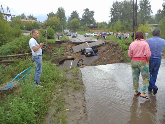 Машина с людьми ушла под землю на размытой ливнем дороге под Иваново