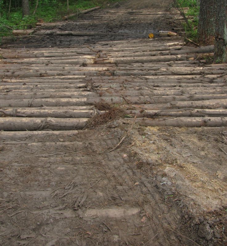 Прокуратура Печорского района обязала арендатора восстановить разбитую лесовозами дорогу 