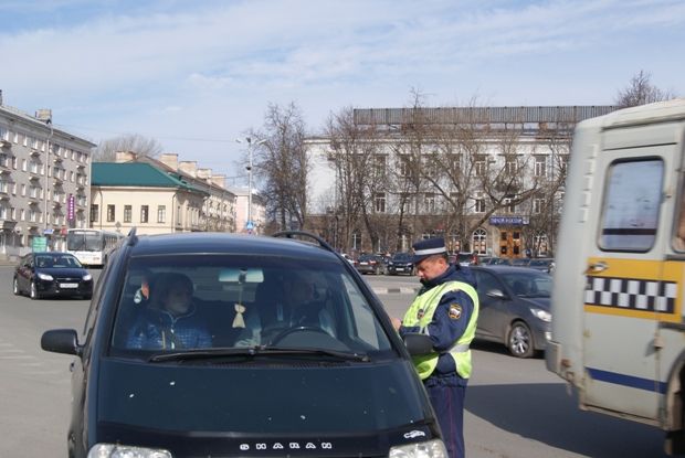 Массовая проверка водителей прошла вчера на Октябрьской пл. в рамках кампании ГИБДД «Притормози!»