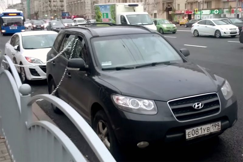 Для водителей, препятствующих эвакуации автомобилей, предлагают ввести штраф в 5 тысяч рублей