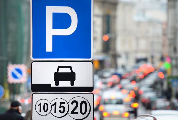 С 1 мая парковка в центре Петербурга станет платной 