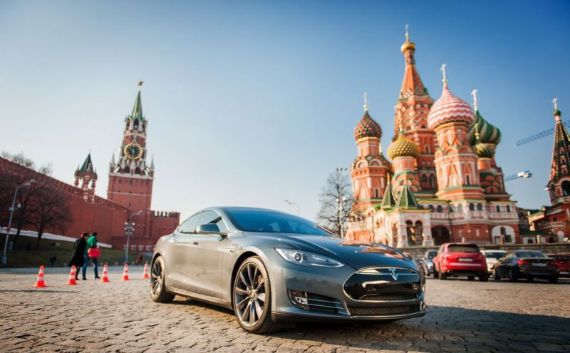 Медведев добавил к перечню минимально необходимых услуг АЗС зарядные колонки для электромобилей