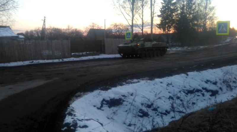 Военная техника разбивает дорогу Соловьи – Ланева Гора