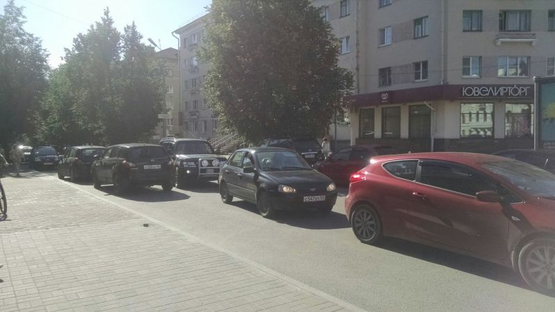Парковку на ул. Профсоюзной со стороны бывшего магазина "Алмаз" запретят