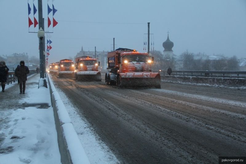 100% коммунальной техники выведено на улицы Пскова на уборку снега