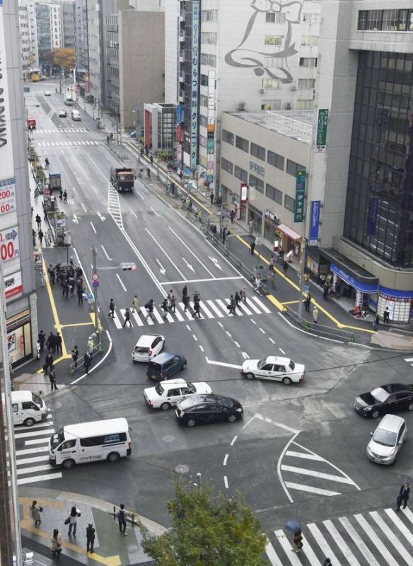 В Японии дорожную яму диаметром 30 метров починили за неделю