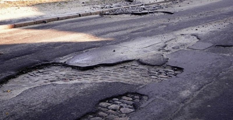 Медведев назвал неудовлетворительным состояние дорог в регионах