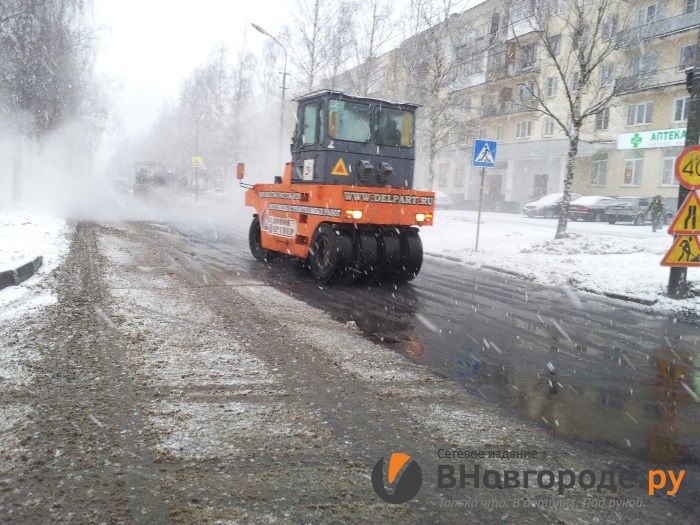 Снегопад не мешает новгородским дорожникам укладывать асфальт
