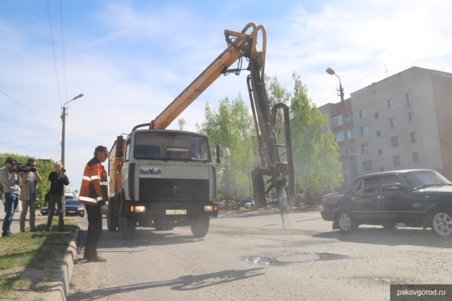 Глава Пскова проконтролировал поддерживающий ремонт дорог: уже сделано около 2 000 кв. м покрытия