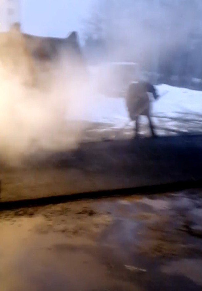 Администрация не заметила, что в декабре в Стругах Красных клали асфальт в снег, и получила прокурорскую проверку