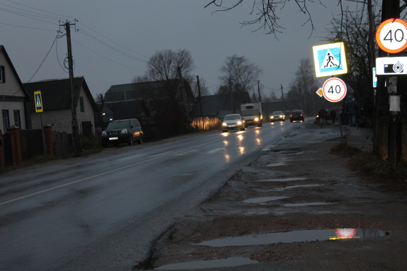 Жители деревни Новая Мельница Новгородской области пожаловались на отсутствие тротуаров и плохое освещение на главной дороге