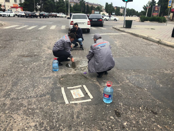 В Дагестане активисты привлекли внимание властей к плохим дорогам, уложив в ямы мозаику