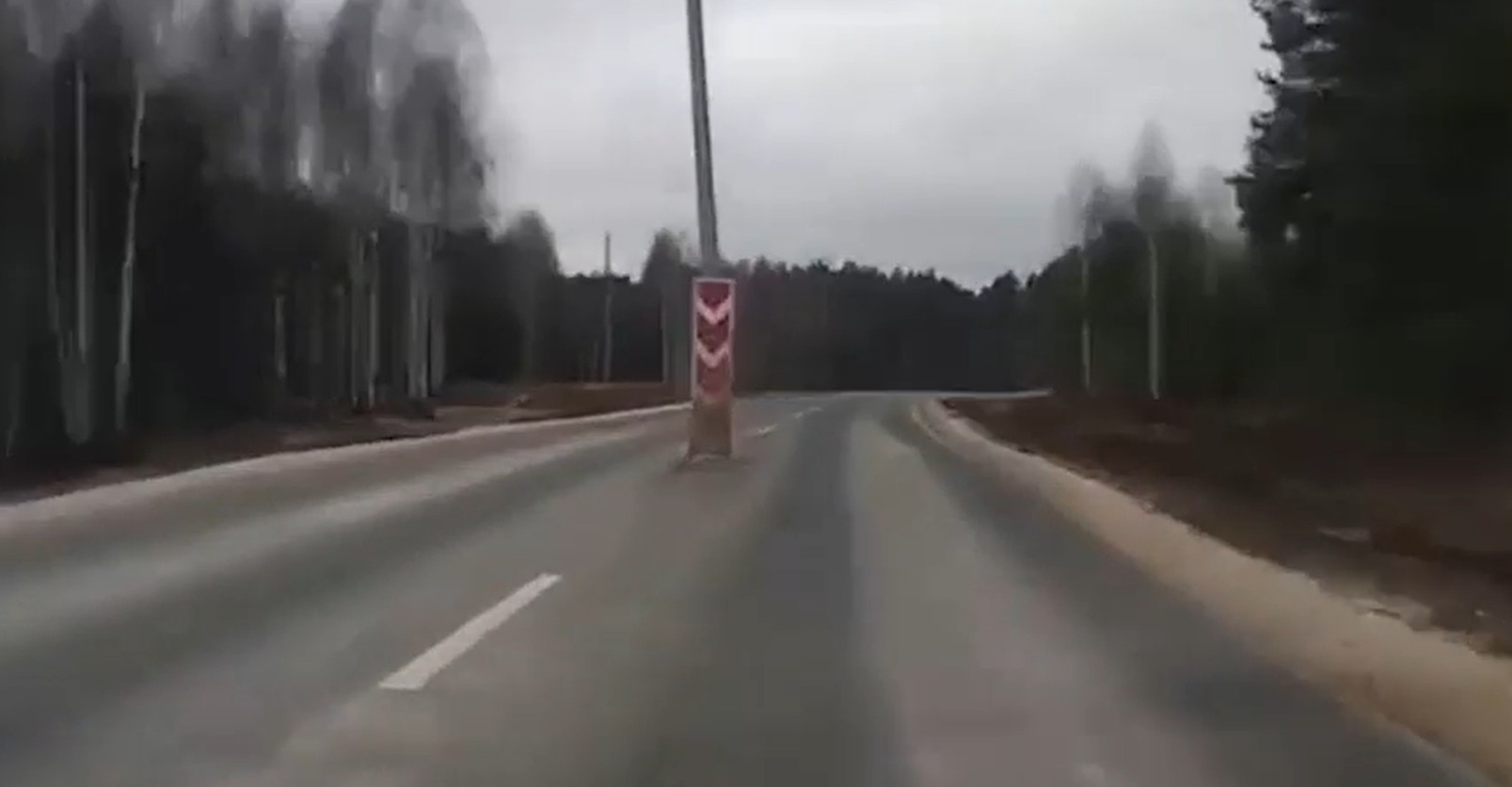 Столбы посередине дороги во Владимирской области - результат несогласованности действий подрядчиков