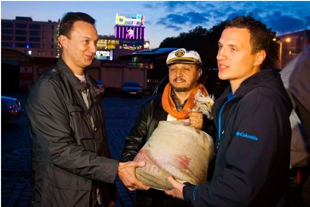 Участники завершившегося автопробега вручили жителям Калининграда "дефицитный" подарок