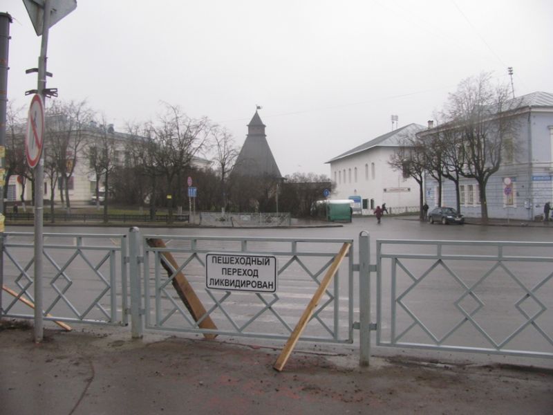 У бывшего пешеходного перехода на площади Ленина установлены ограждения