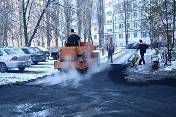 Укладка асфальта зимой! В Воронеже вновь укладывают асфальт в снегопад.