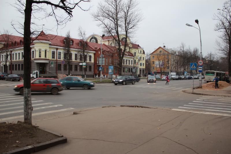 На Октябрьском проспекте в Пскове ликвидируют несколько небезопасных пешеходных переходов