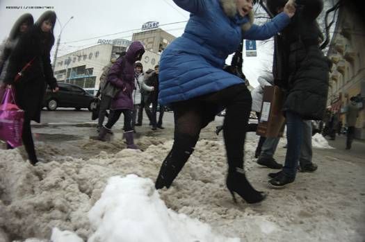 В Воронеже пешеходы утопают в снежной «каше» на остановках
