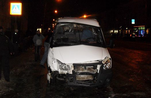 На ул. Плехановской иномарка врезалась в маршрутку: семь пострадавших