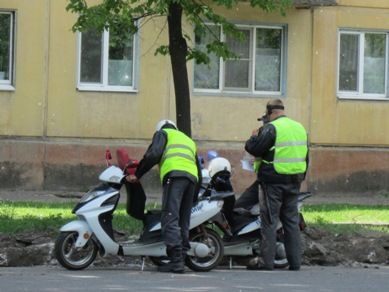 ГИБДД предлагает запретить управление скутерами без прав