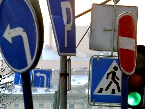 Прокуратура Пушкиногорского района обязала власти разработать схему дислокации дорожных знаков и разметки