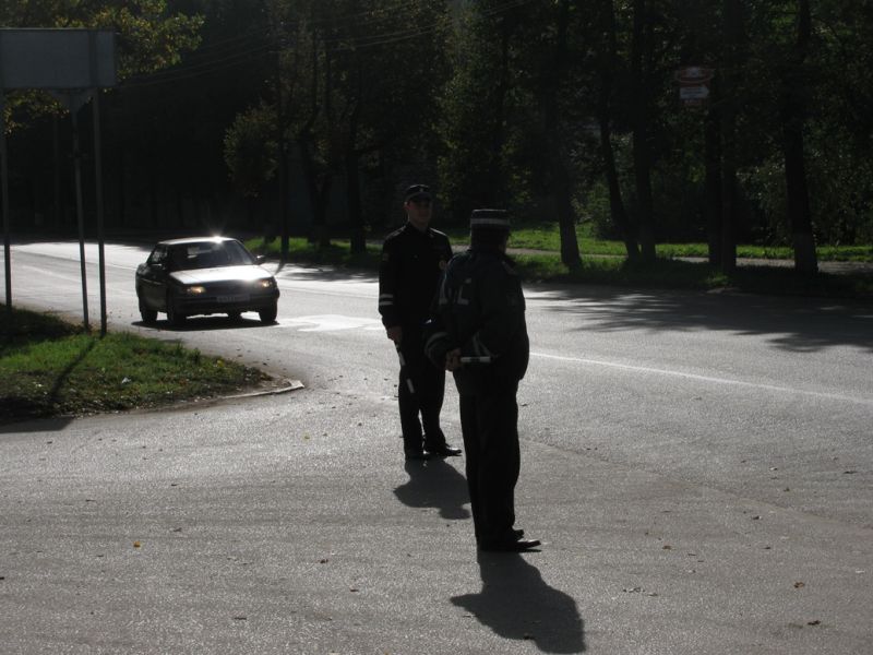 В Ярославле нетрезвый мужчина сбил сотрудника ГИБДД, оформлявшего протокол на пьяного водителя